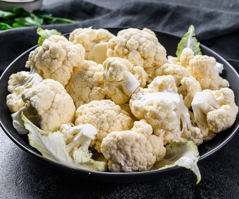 Prosta sałatka z kalafiora z sosem, który doda jej charakteru