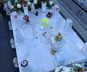 [AKTUALIZACJA] Zabawki zniknęły z nagrobka 4-letniego Stasia. Rodzice apelują o ich zwrot 