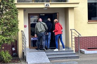 Łukasz M. który zastrzelił 30-latka w Unisławiu doprowadzony do prokuratury w Toruniu