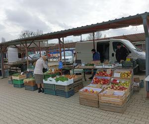 Ceny w markecie a na rynku. Czy jest różnica? Gdzie taniej kupisz warzywa i owoce