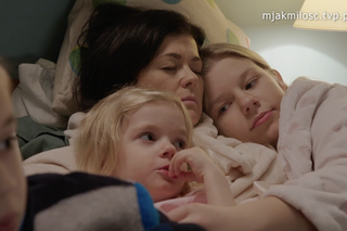 M jak miłoś odc. 1726. Emilka (Julia Kempka) i Zuzia (Marcelina Kempka), Misiek (Aleksander Bożyk), Lenka (Olga Cybińska), Kinga (Katarzyna Cichopek)