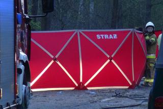 Range Rover roztrzaskał się na drzewie, z auta została miazga. W wypadku zginęła młoda kobieta