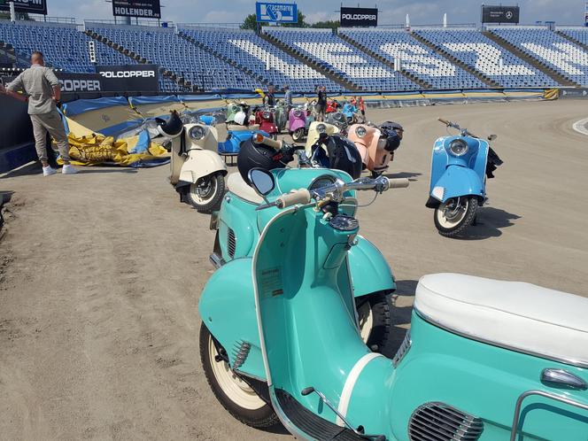 Osy kręciły kółka na stadionie żużlowym w Lesznie. Ogólnopolski zlot skuterów Osa Osieczna-Leszno 