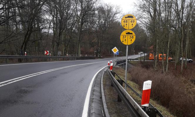 W trzech województwach pojawiły się nietypowe znaki drogowe. Co oznaczają?