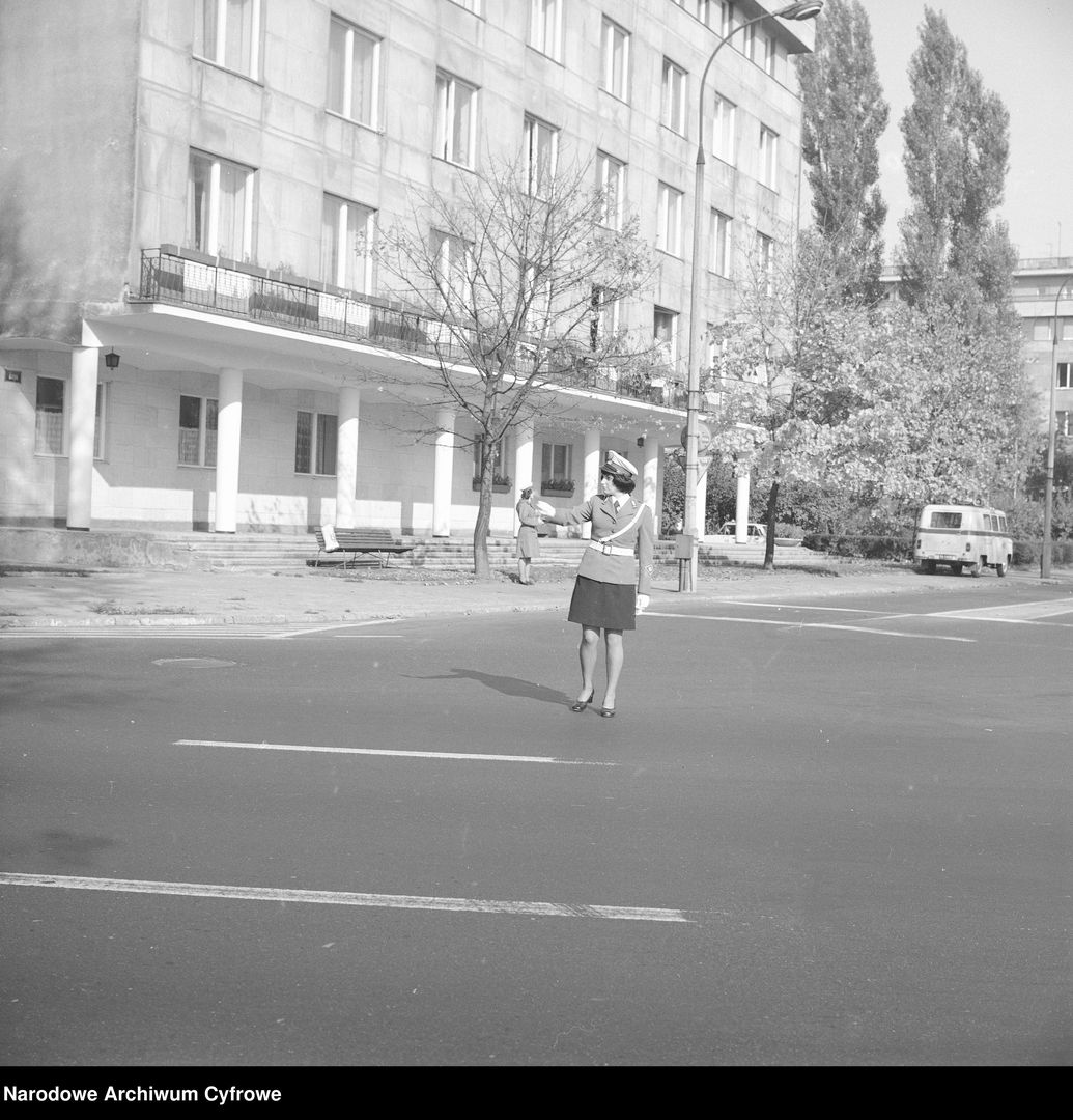 Milicjantka Helena Mikołajczyk na posterunku przy ul. Boya-Żeleńskiego w Warszawie