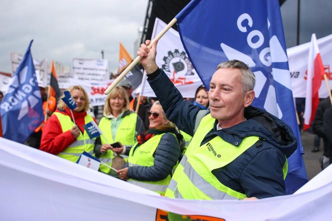 Protest "Solidarności" w Katowicach przed MCK. Chodzi o konferencję klimatyczną PRECOP