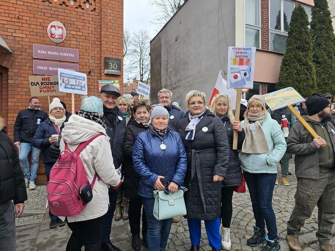 Protest mieszkańców gminy Purda pod olsztyńskim ratuszem