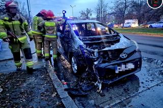 Toyota nagle stanęła w ogniu. W środku rodzina z dziećmi!