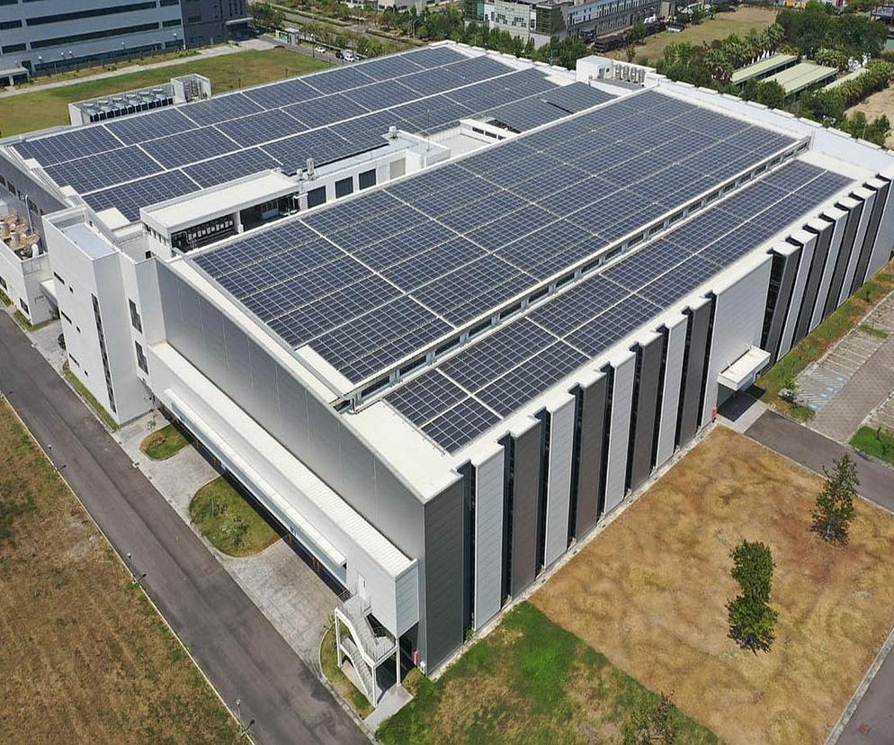 Zasady  programu „Energia Plus” - fotowoltaika na dachu hali przemysłowej 