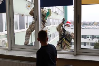 Przeprowadzili szturm na szpital. W czapkach Mikołaja zwisali z dachu na linach