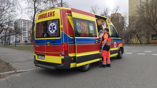 Makabra na Mokotowie. Mercedesem przejechał staruszkę. 81-latka zmarła w szpitalu