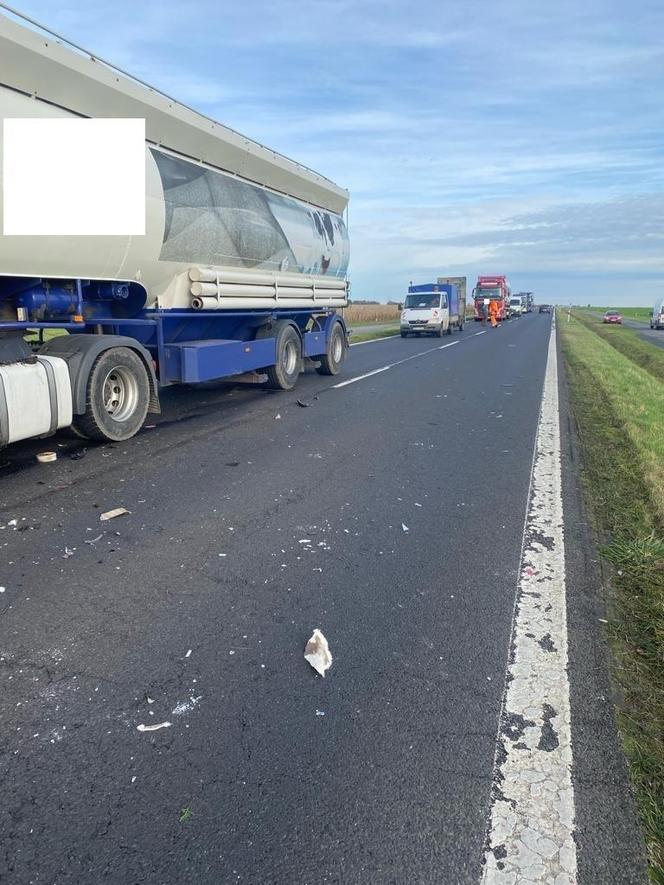 Karambol na DK 12 niedaleko Gostynia. Zderzyły się cztery pojazdy, w tym dwa ciężarowe