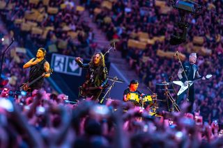 Niebezpieczne zachowanie fanów na koncercie Metalliki. Mężczyźni zostali aresztowani