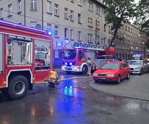 Pożar mieszkania w budynku wielorodzinnym w Mysłowicach. Dwie osoby zostały poszkodowane