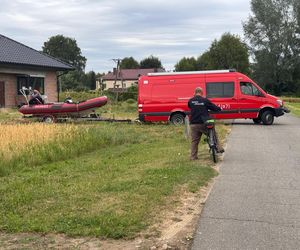 Akcja ratunkowa na Dunajcu. Ciągnik z operatorem wpadł do rzeki