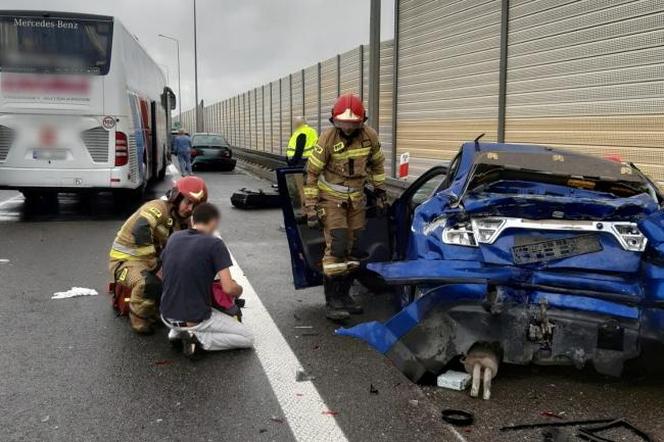 Zderzenie autobusu z samochodem osobowym na drodze S3. Cztery osoby zostały poszkodowane!