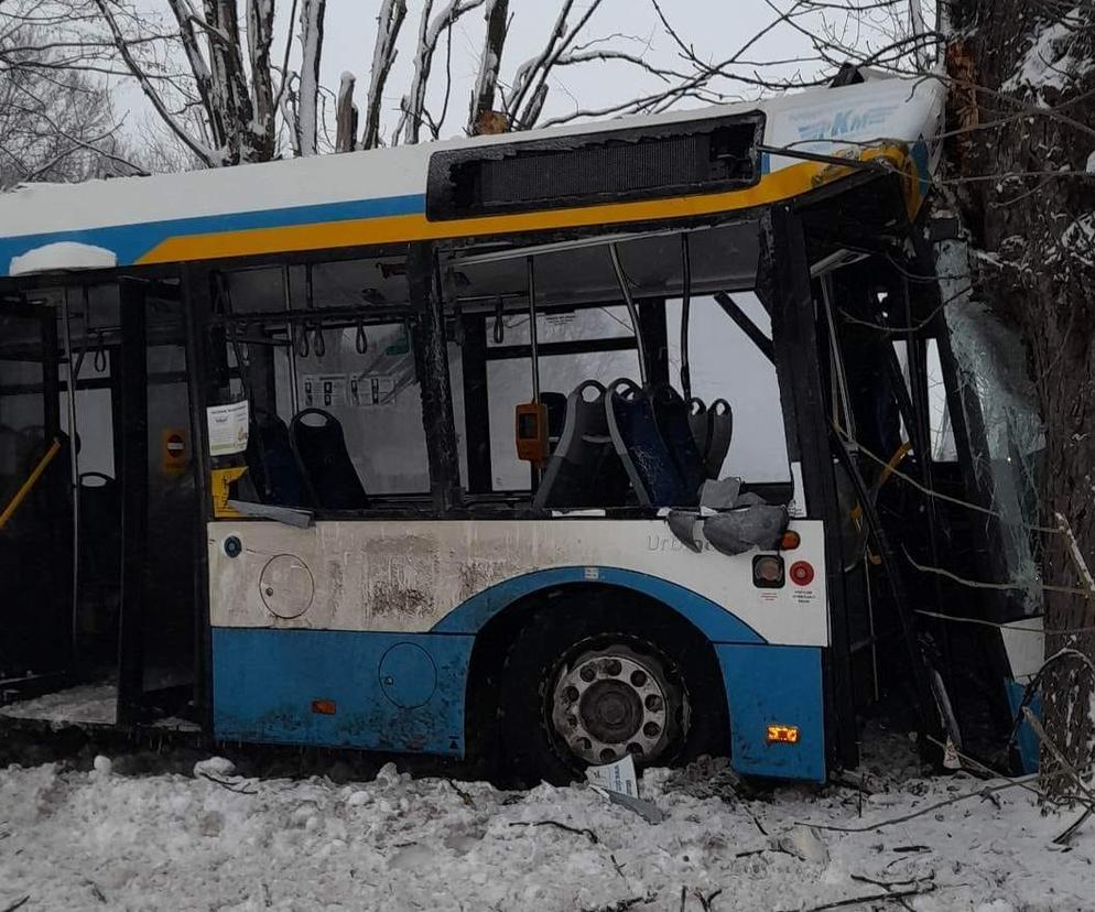 Autobus w Czechowicach-Dziedzicach uderzył w drzewo