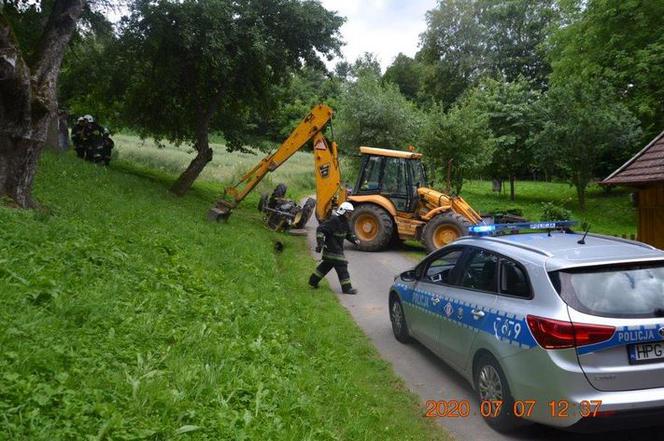 Stróże. Traktorzysta przygnieciony przez maszynę. Trafił do szpitala ze złamaną miednicą
