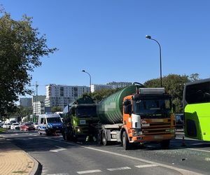 Szambiarka rozszczelniła się po zderzeniu z oplem. Kobieta trafiła do szpitala.