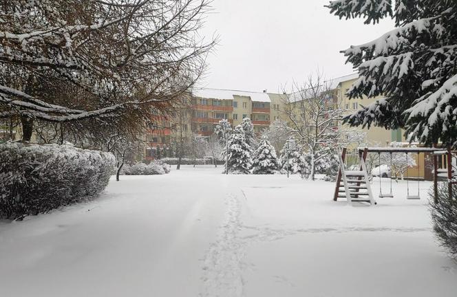 Białystok. Kwietniowy atak zimy. Osiedle pod śniegiem