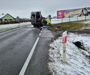 Bus spłonął doszczętnie pod Tarnowem. Podróżowało nim 25 osób