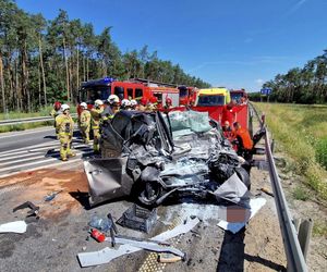 Wjechał prosto pod cysternę przewożącą niebezpieczny gaz! 20-latek nie żyje. DK 74 zablokowana