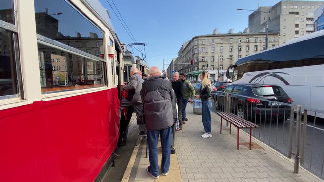 Niezwykły tramwaj z powstańcami. Wycieczka po Warszawie jak przed wojną