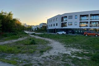 Skwer na Mokotowie zostanie zalany betonem?