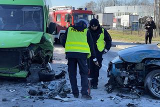 Sportowe BMW czołowo zderzyło się z busem pełnym ludzi. 5 osób trafiło do szpitala