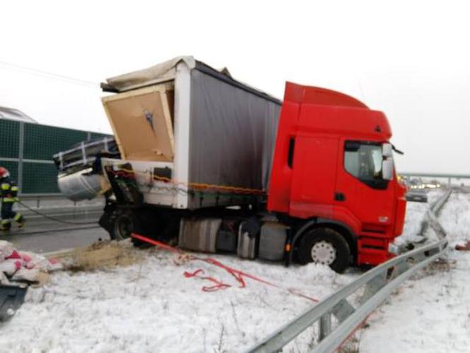 Wypadek na S8. TIR uderzył w barierki