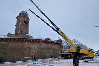 Relikt komunizmu zniknął z latarni morskiej w Kołobrzegu