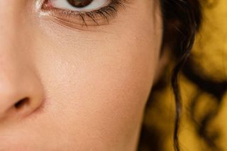 Jesienne trendy w makijażu. Te kolory na ustach i powiekach będą świetnym dopełnieniem ciepłej garderoby