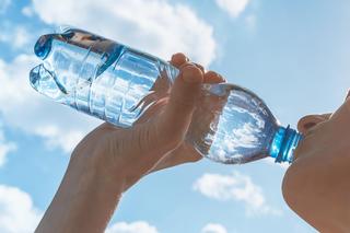 Ile wody pić dziennie podczas upałów? GIS podaje konkretne ilości