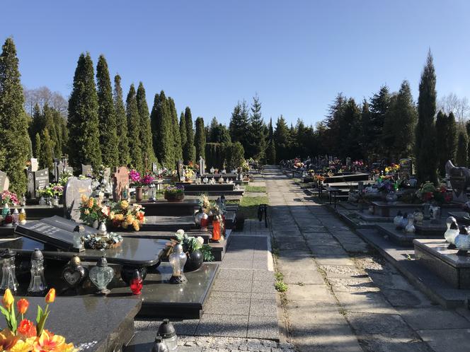 Ten cmentarz na Śląsku jest otwarty. Mieszkańcy odwiedzają groby bliskich