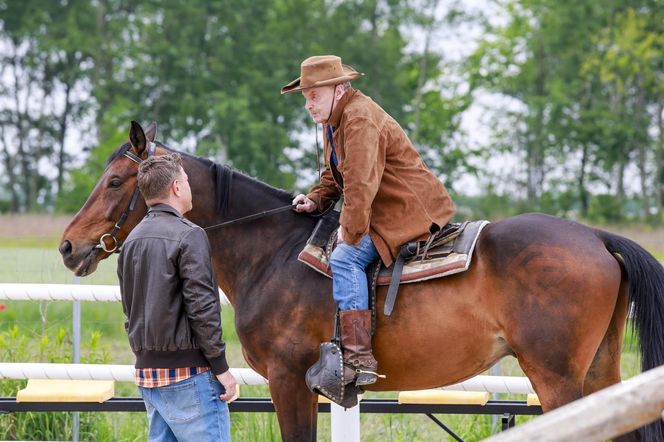 Kowboj o kulach. Tak Olbrychski wraca do zdrowia po operacji