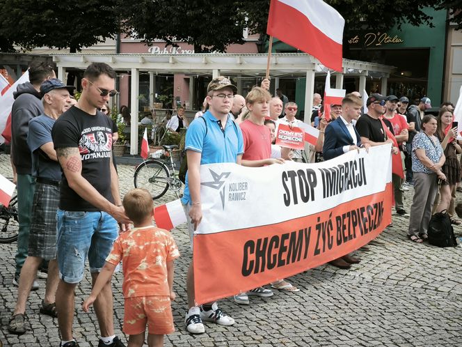 Manifestacja pod hasłem "Sto nielegalnej imigracji" w Lesznie