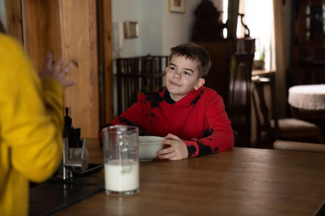 Barwy szczęścia odc. 3206 po wakacjach. Kasia (Katarzyna Glinka), Ksawery (Bartosz Gruchot)