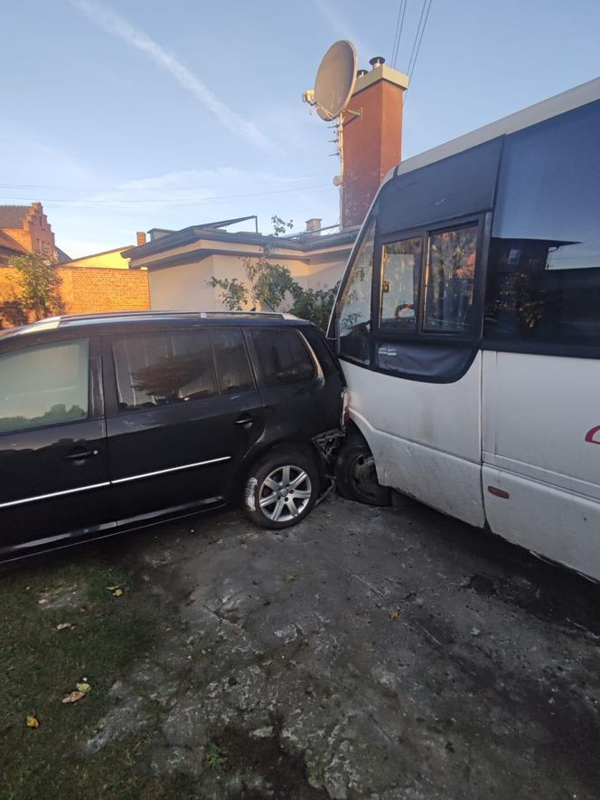 Wypadek autobusu szkolnego na Dolnym Śląsku. Kierowca wjechał w budynek 