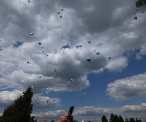 Trumna zjechała w dół, baloniki wzbiły się do nieba. Pogrzeb Kamilka z Częstochowy