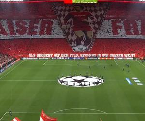 Królewskie uczczenie pamięci legendy. Stadion Bayernu rozbłysnął na cały świat