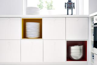 Biała kuchnia IKEA, kolorowe elementy w szafkach stojących