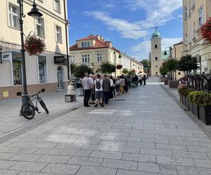 Za czym kolejka ta stoi w Rzeszowie? Tłum chętnych na ważnym banknotem! 