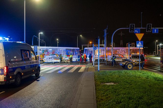 Zderzenie tramwaju linii 10 z autobusem 107 we Wrocławiu