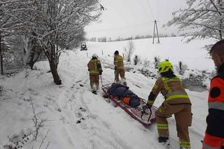 Karetka ugrzęzła w śniegu. Chorego wieźli na saniach.