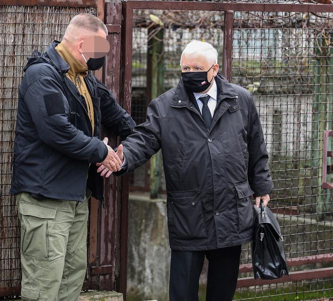 Naczelnik założył maskę