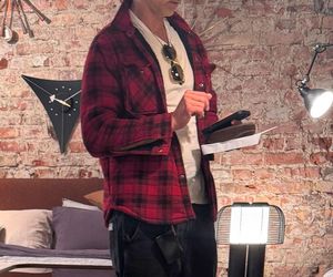 Maciej Zakościelny głaszcze kołdrę po rozwodzie