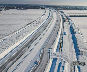 Autostrada A2 do Siedlec z lotu ptaka w ziomowej scenerii 