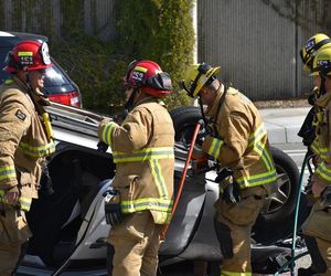 Bus zderzył się z osobówką. 10 osób rannych! Poważne utrudnienia 