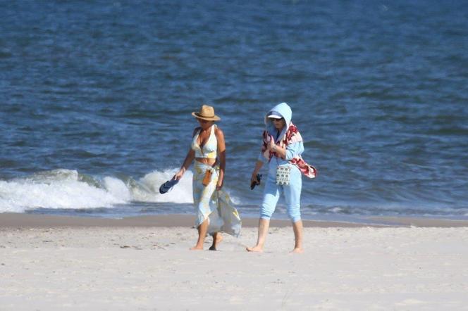 Grażyna Szapołowska i Dorota Goldpoint na plaży 