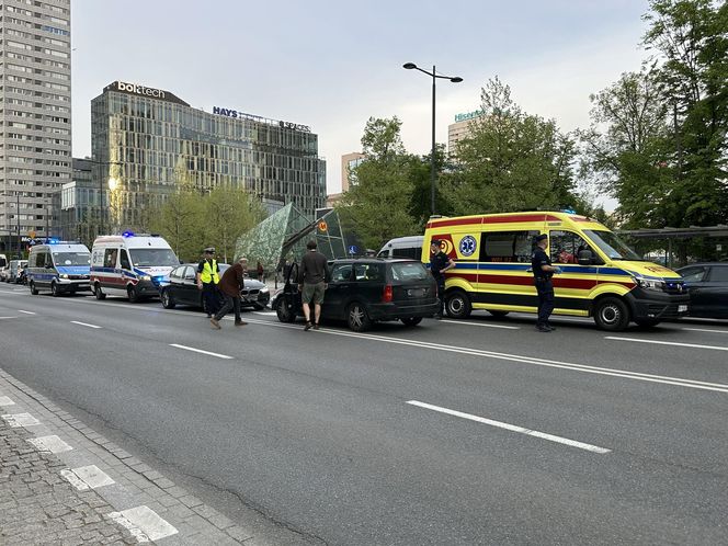 Piesza wbiegła pod samochód w centrum Warszawy